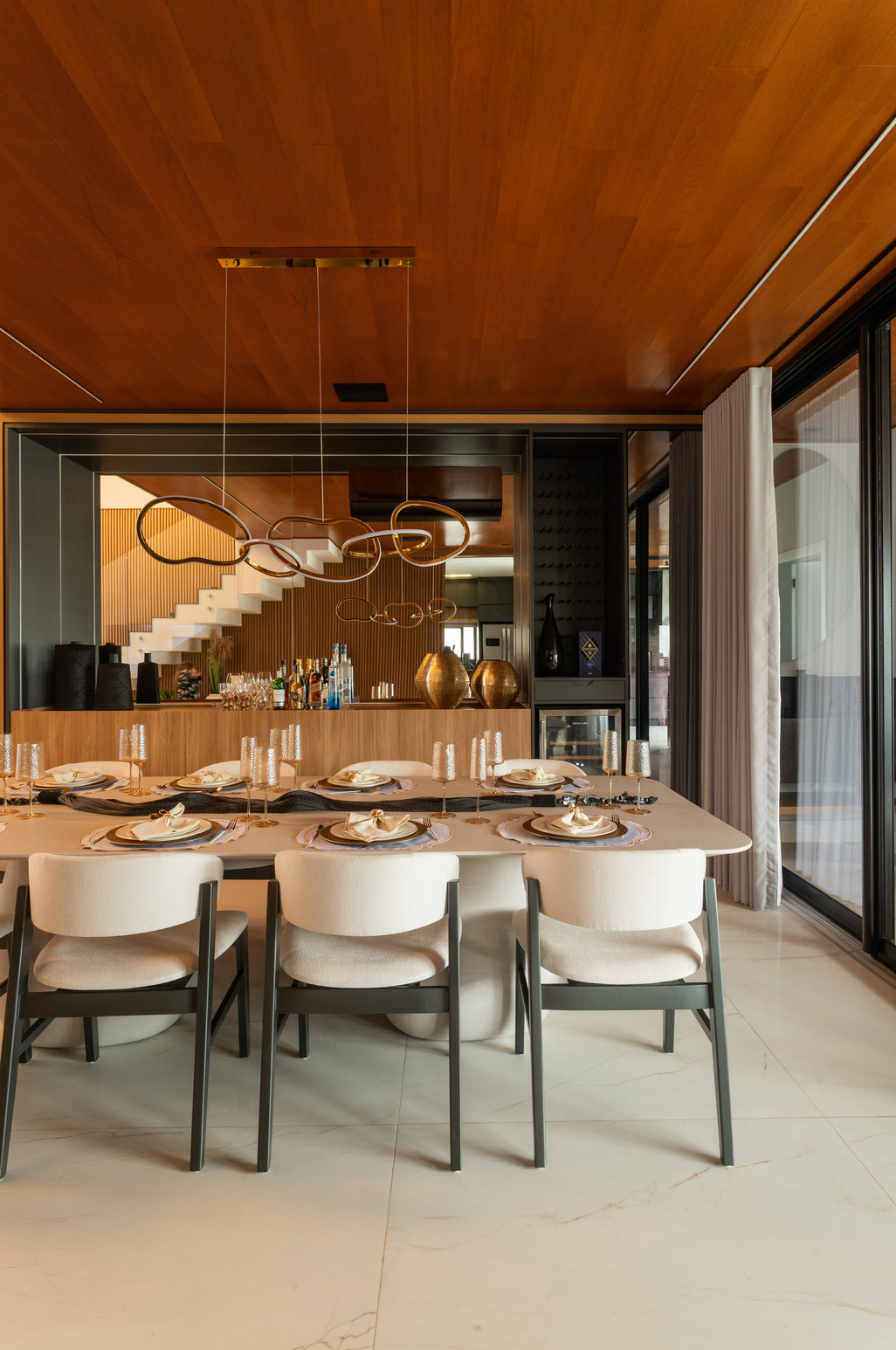 Casa R|L, assinada pelo escritório Casalli Arquitetura, transforma limitações do terreno em arquitetura contemporânea de linguagem escultural