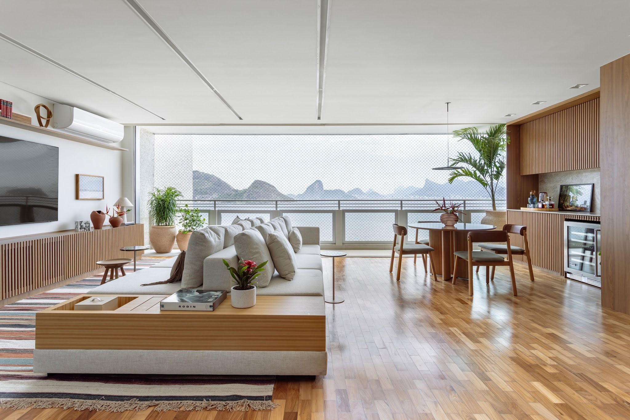 COM VISTA PARA A BAÍA DE GUANABARA, APÊ DOS ANOS 1950 GANHA REFORMA RADICAL DA FILL ARQUITETOS 