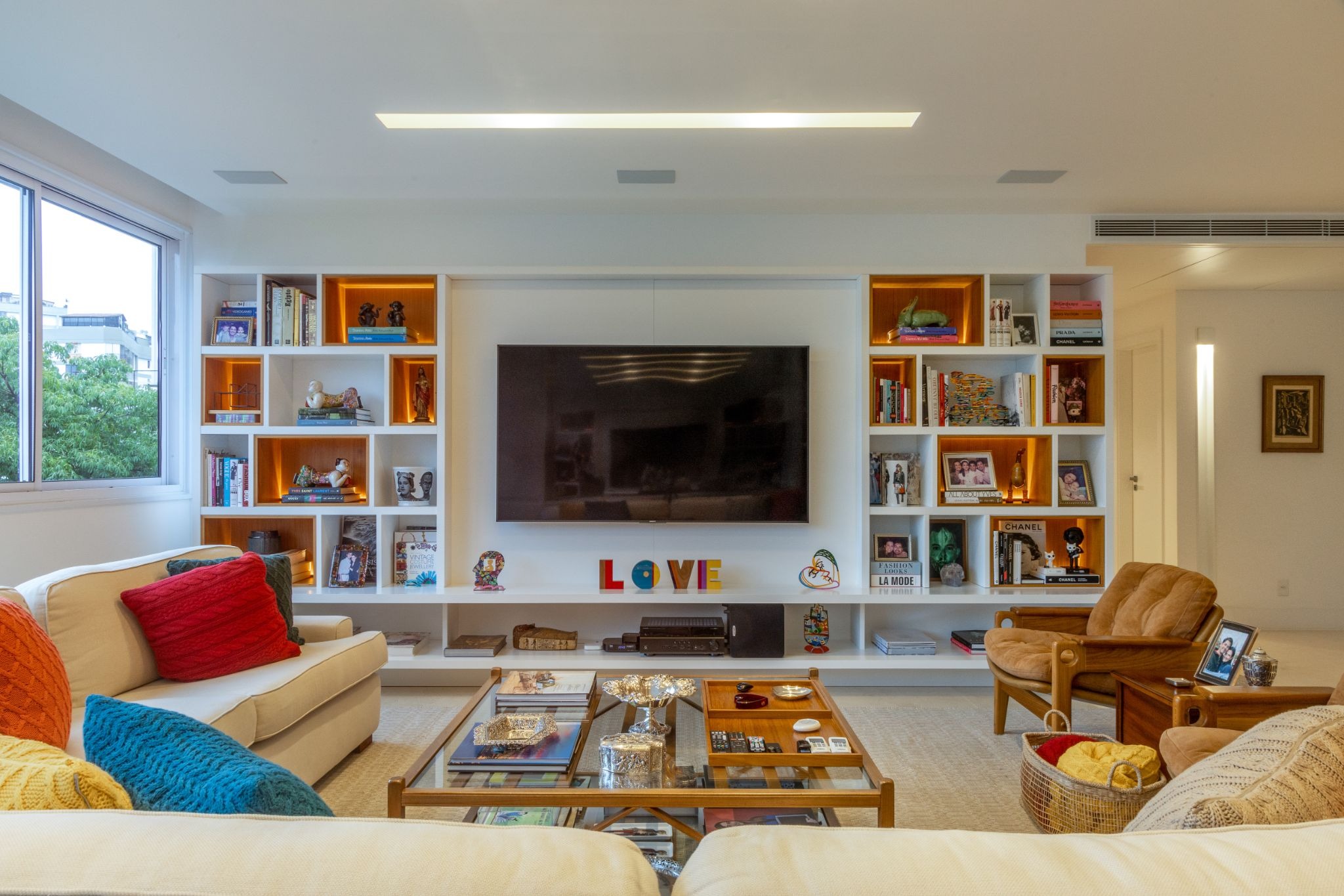 COBERTURA NO LEBLON GANHA NOVA VIDA COM AMBIENTES COLORIDOS PARA UMA FAMÍLIA QUE ADORA COLECIONAR