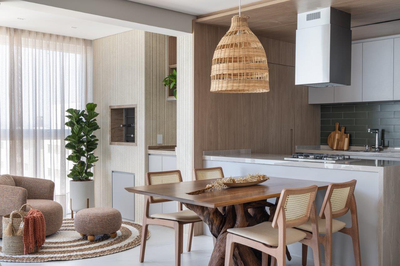Materiais naturais e iluminação sensorial definem apartamento à beira-mar no litoral catarinense
