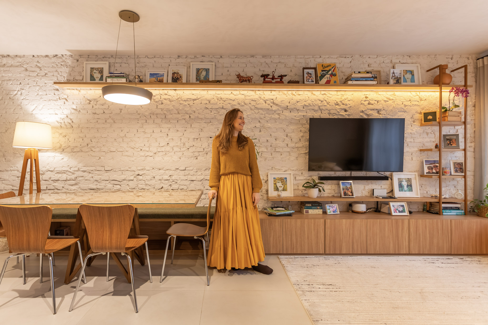 Com charme da arquitetura italiana, casa de vila com 120m² ganha ‘cartão de visitas’ com parede de tijolos aparentes; confira