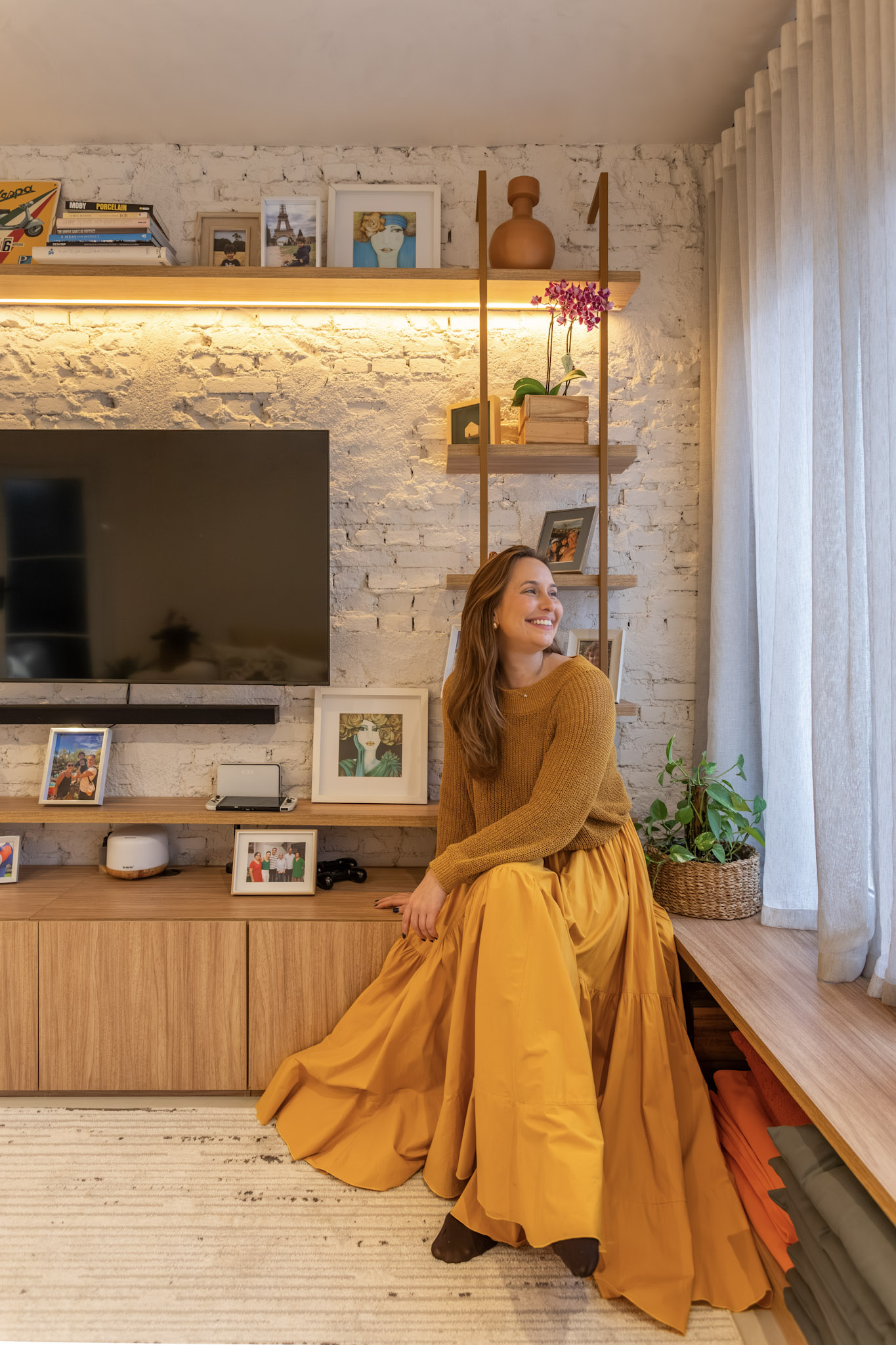 Com charme da arquitetura italiana, casa de vila com 120m² ganha ‘cartão de visitas’ com parede de tijolos aparentes; confira